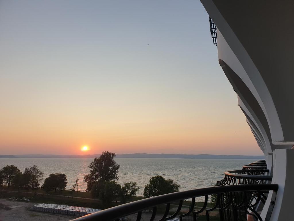 een zonsondergang vanaf het balkon van een appartement bij Ikon in Siófok