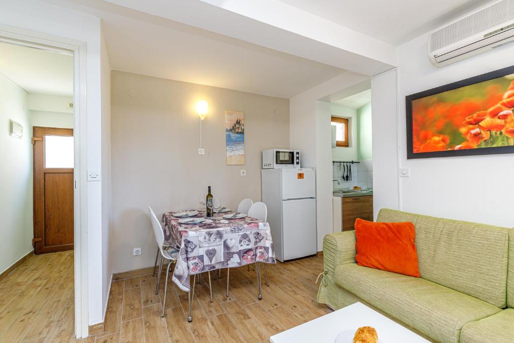 Kuchyň nebo kuchyňský kout v ubytování Al Mare Apartments