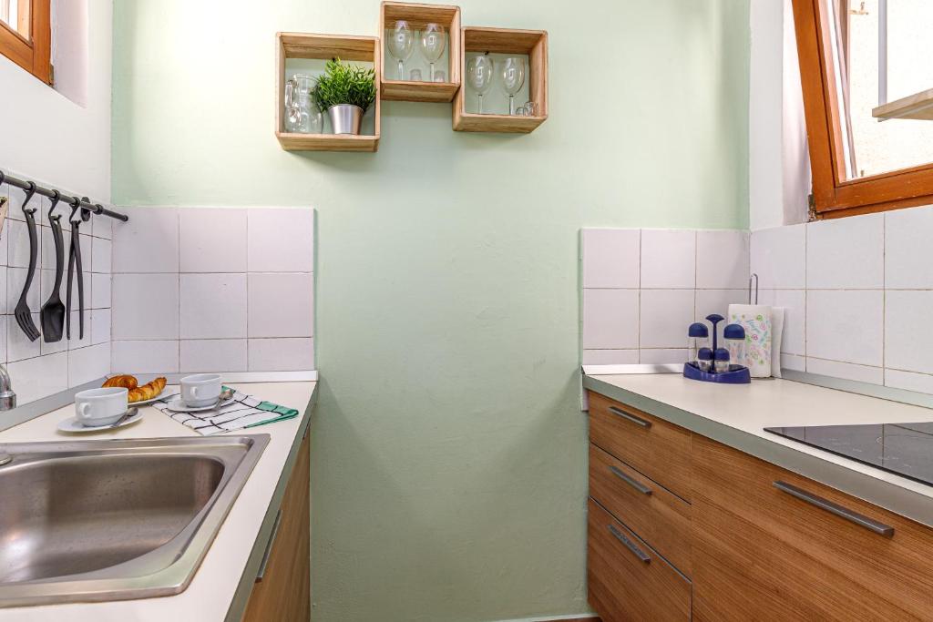 Kuchyň nebo kuchyňský kout v ubytování Al Mare Apartments