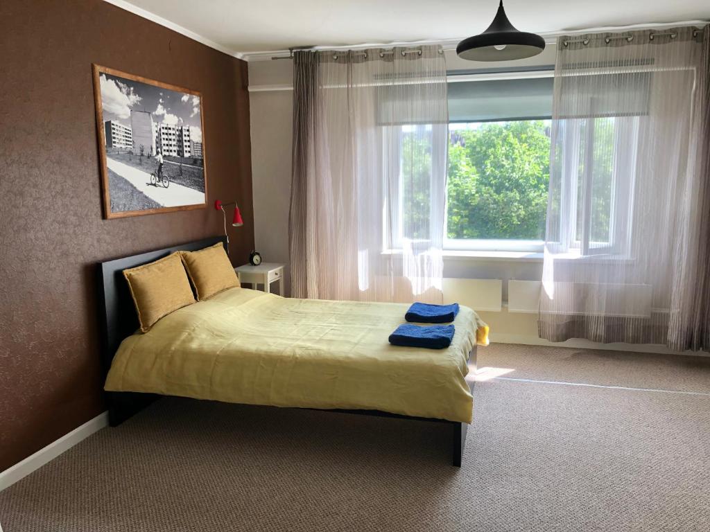 una camera con un letto e una grande finestra di Work & Sleep with sauna a Võru
