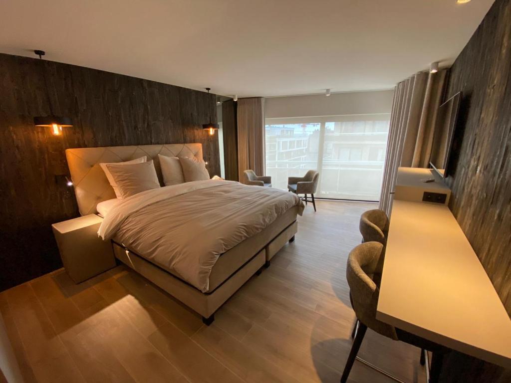 um quarto com uma cama e uma sala de estar em Le Sable Doux 8D em Middelkerke