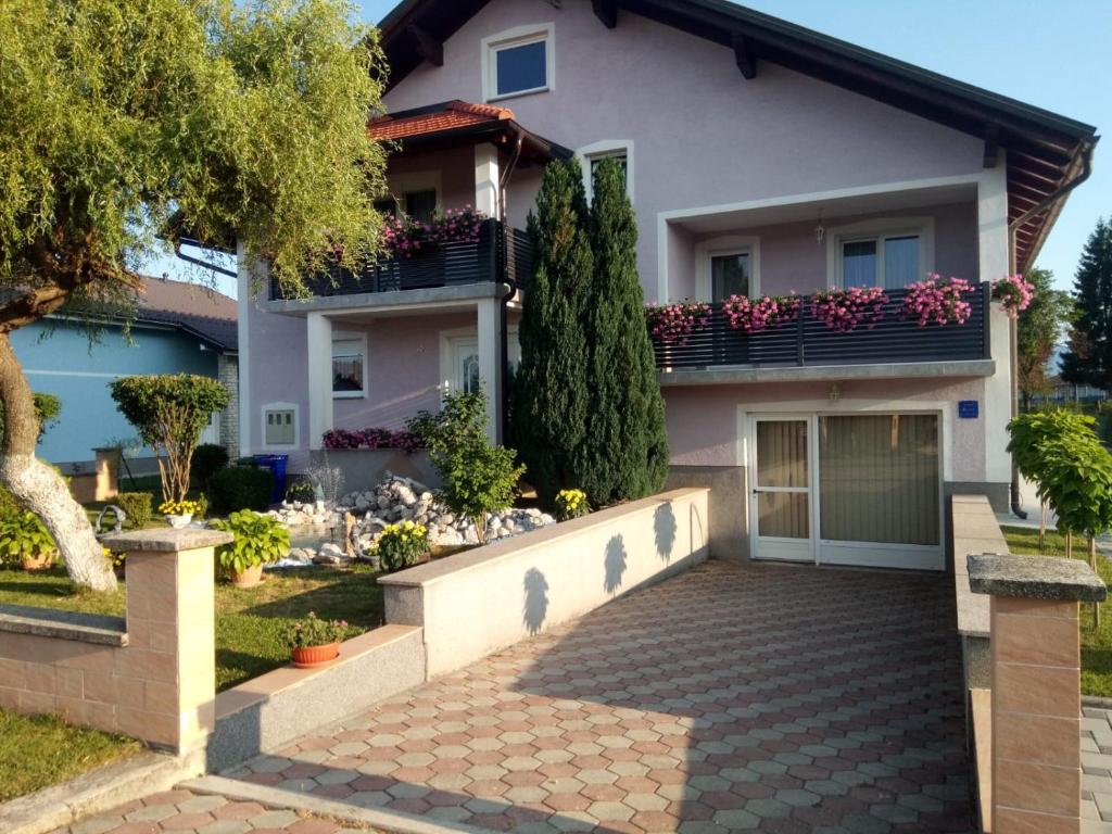 une villa avec une allée en face d'une maison dans l'établissement Apartman Karmen Gospić, à Gospić
