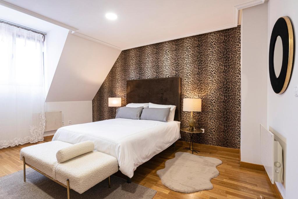 Postel nebo postele na pokoji v ubytování DE LA GUARDIA SUITE ROSAL