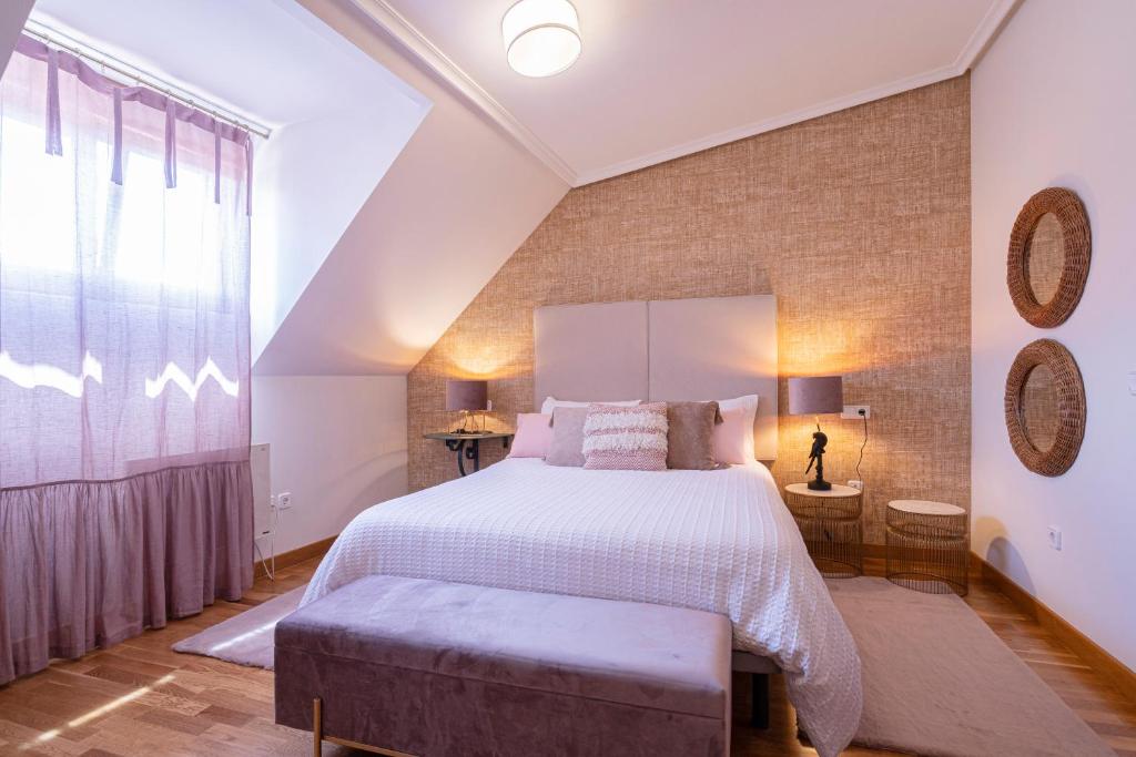 Postel nebo postele na pokoji v ubytování DE LA GUARDIA SUITE ROSAL