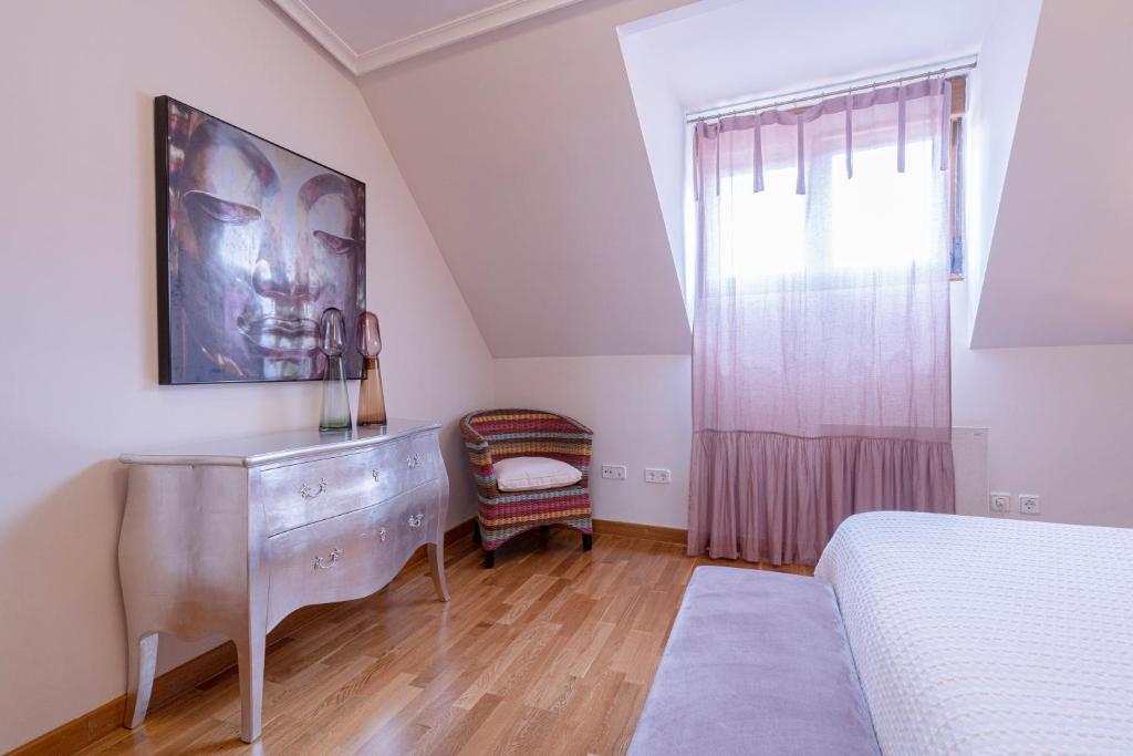 Postel nebo postele na pokoji v ubytování DE LA GUARDIA SUITE ROSAL