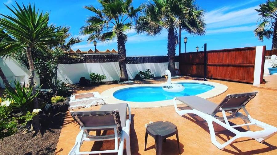 ラ・オリーバにあるVilla Chennai by Privilege Bayの裏庭(椅子2脚と噴水付きのプールあり)