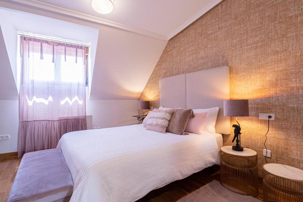 Postel nebo postele na pokoji v ubytování DE LA GUARDIA SUITE ROSAL