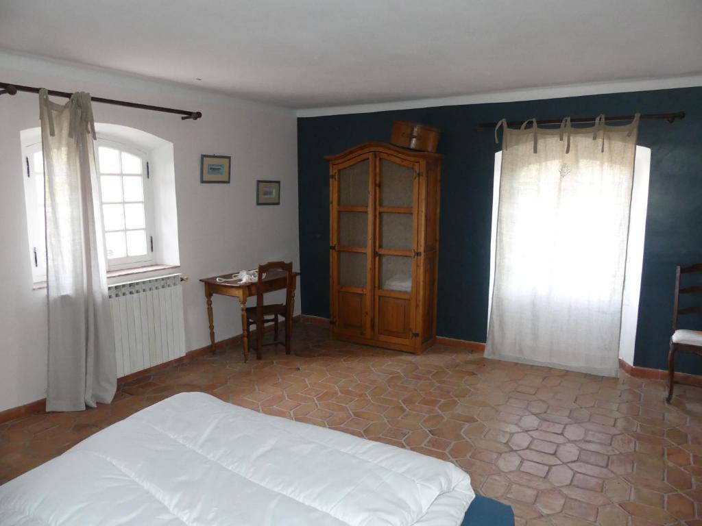 Postel nebo postele na pokoji v ubytování Le charme d'une vieille bastide provençale
