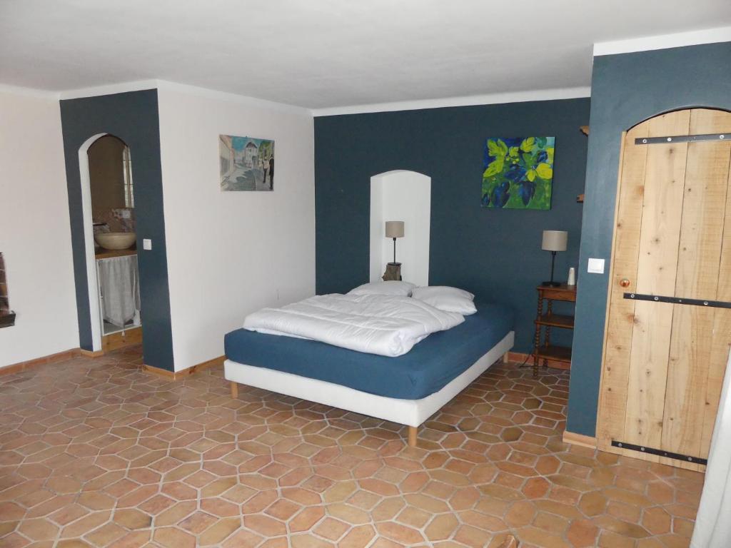 Postel nebo postele na pokoji v ubytování Le charme d'une vieille bastide provençale