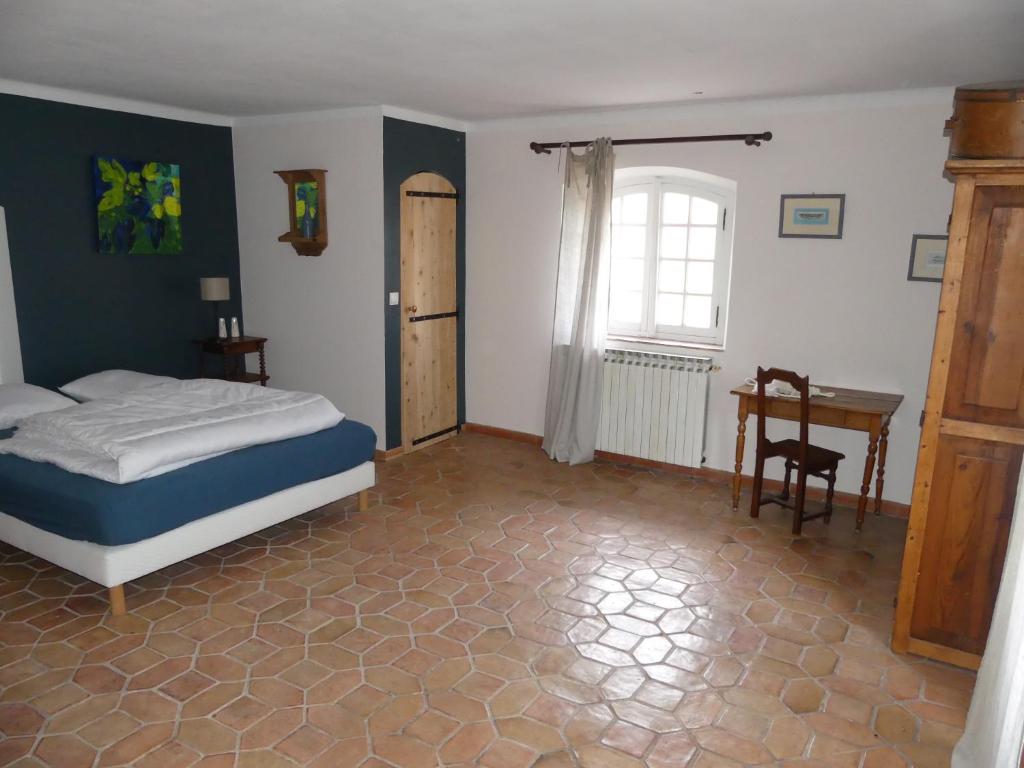 Postel nebo postele na pokoji v ubytování Le charme d'une vieille bastide provençale