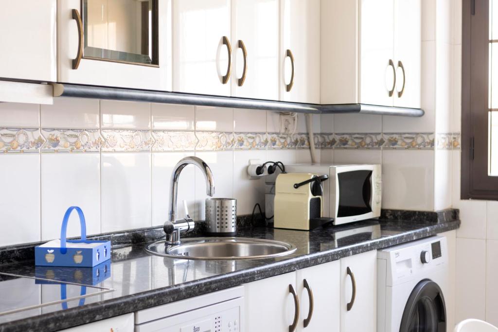 A kitchen or kitchenette at Apartamento Caño Badillo - Plaza Mayor - leonapartamentos