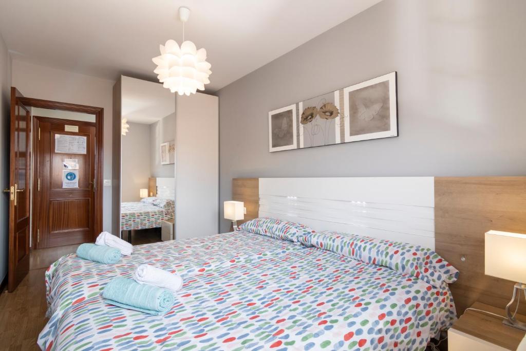 A bed or beds in a room at Apartamento Caño Badillo - Plaza Mayor - leonapartamentos