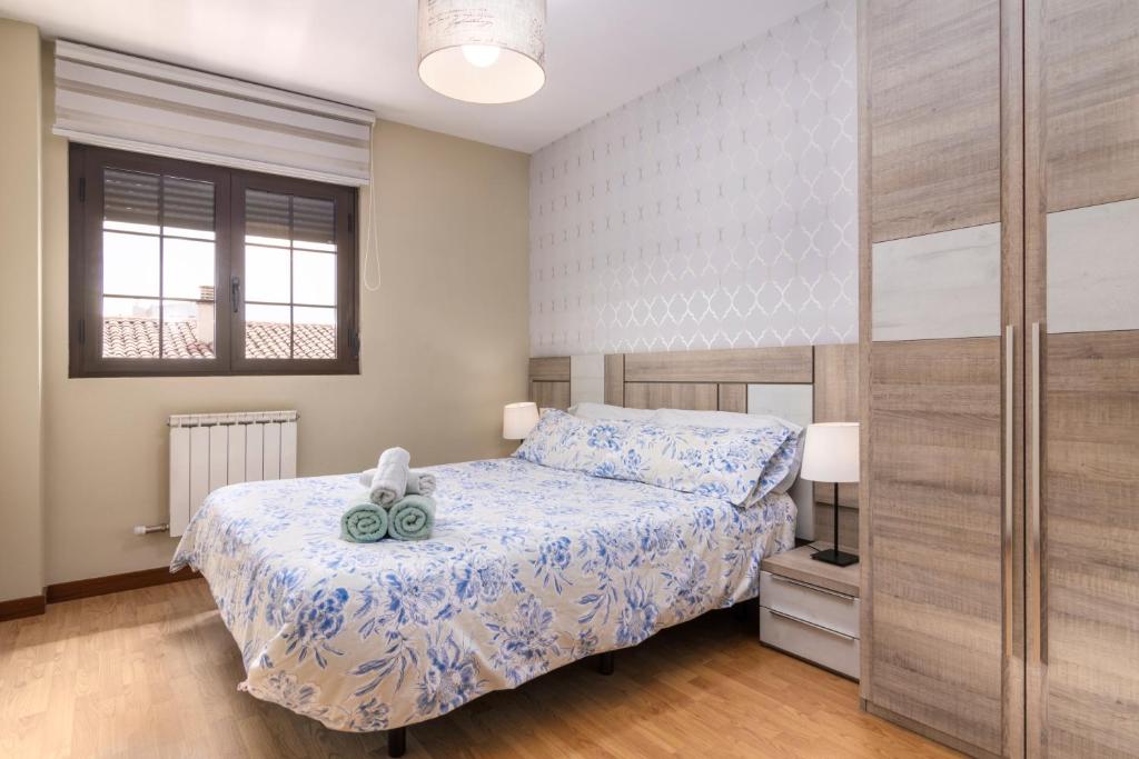 レオンにあるApartamento Caño Badillo - Plaza Mayor - leonapartamentosのベッドルーム1室(青と白のベッドカバー付)