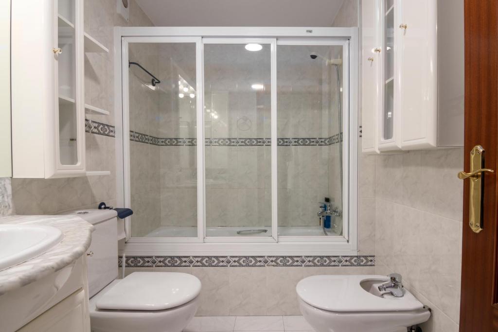 A bathroom at Apartamento Caño Badillo - Plaza Mayor - leonapartamentos