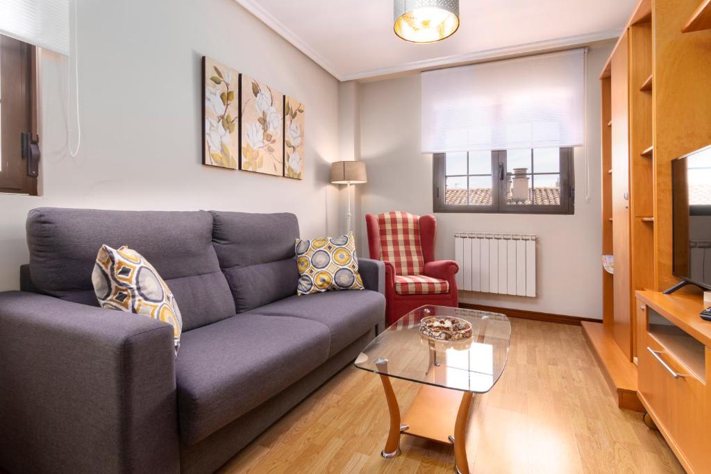 A television and/or entertainment centre at Apartamento Caño Badillo - Plaza Mayor - leonapartamentos