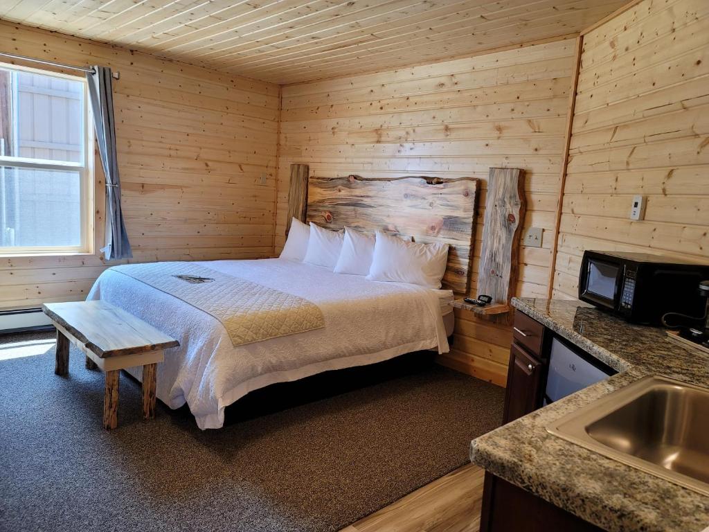 Un pat sau paturi într-o cameră la Alpine Lodge