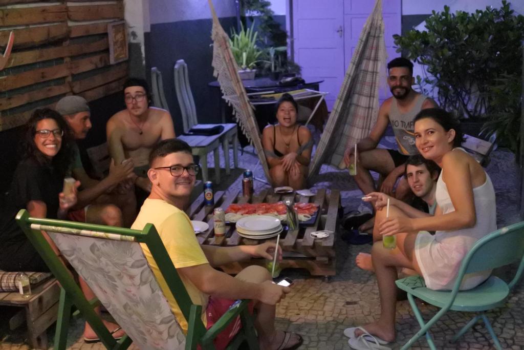 un grupo de personas sentadas en sillas en una habitación en Central Hostel, en Río de Janeiro