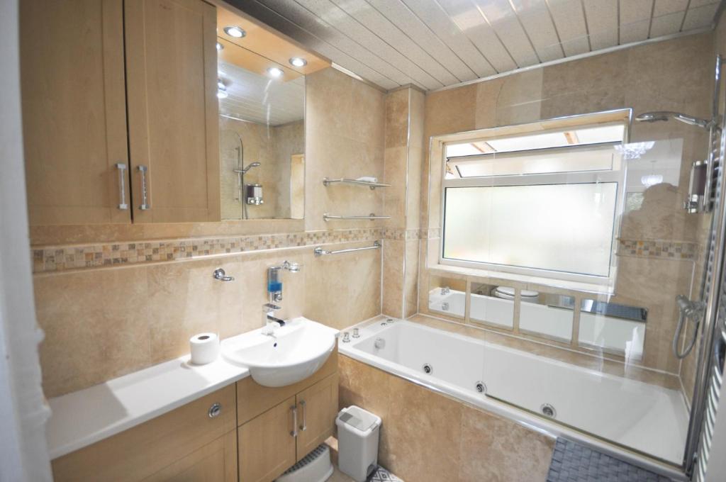 Ένα μπάνιο στο Modern 2 Bed Apartment