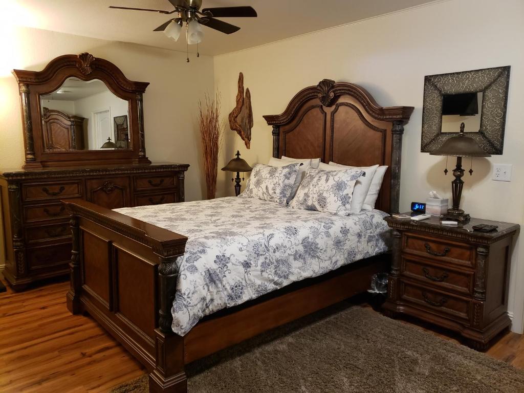 a bedroom with a bed and a dresser and a mirror at Yosemite Foothill Retreat in Coarsegold