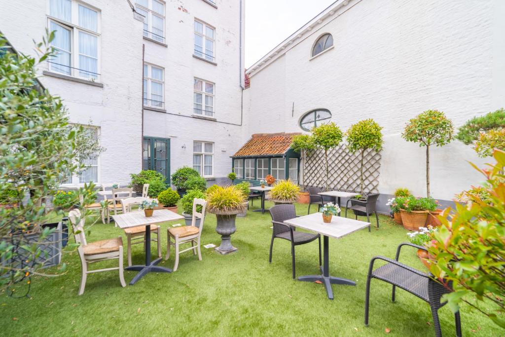 A garden outside Hotel Ter Brughe by CW Hotel Collection