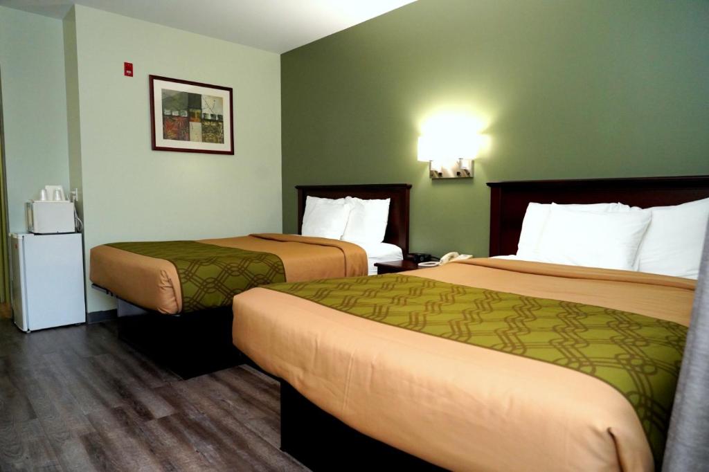 Een bed of bedden in een kamer bij Econolodge Huntsville