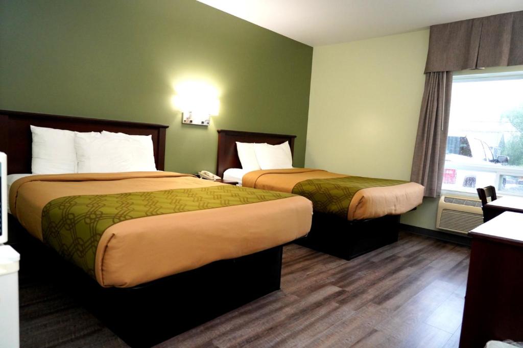 Een bed of bedden in een kamer bij Econolodge Huntsville