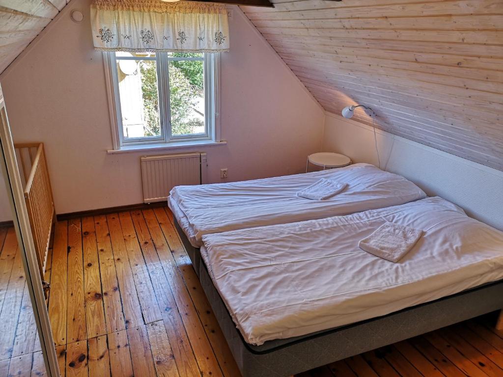 Wannborga Vingård tesisinde bir odada yatak veya yataklar
