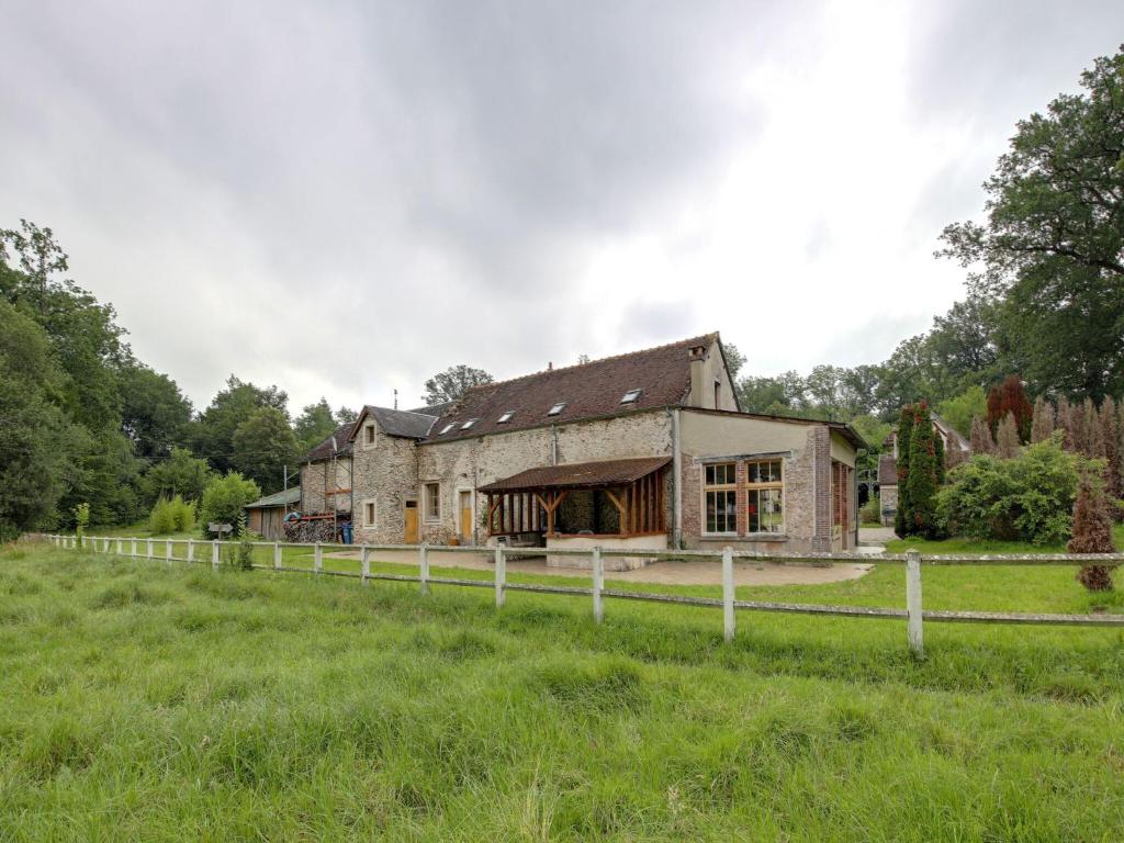 Charming Holiday Home in Raizeux near Forest