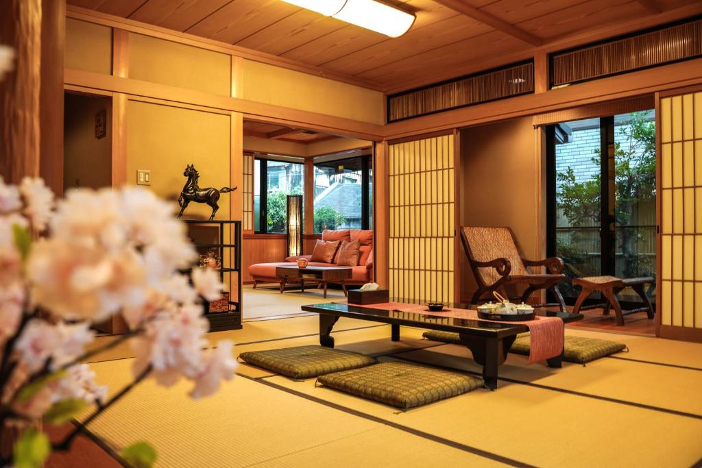 Shirakabanoyado - Izumi في إيزوميسانو: غرفة معيشة مع أريكة وطاولة