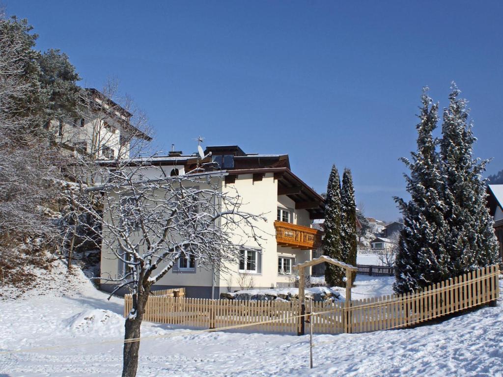 una casa con una valla en la nieve en Petter 3 en Tobadill