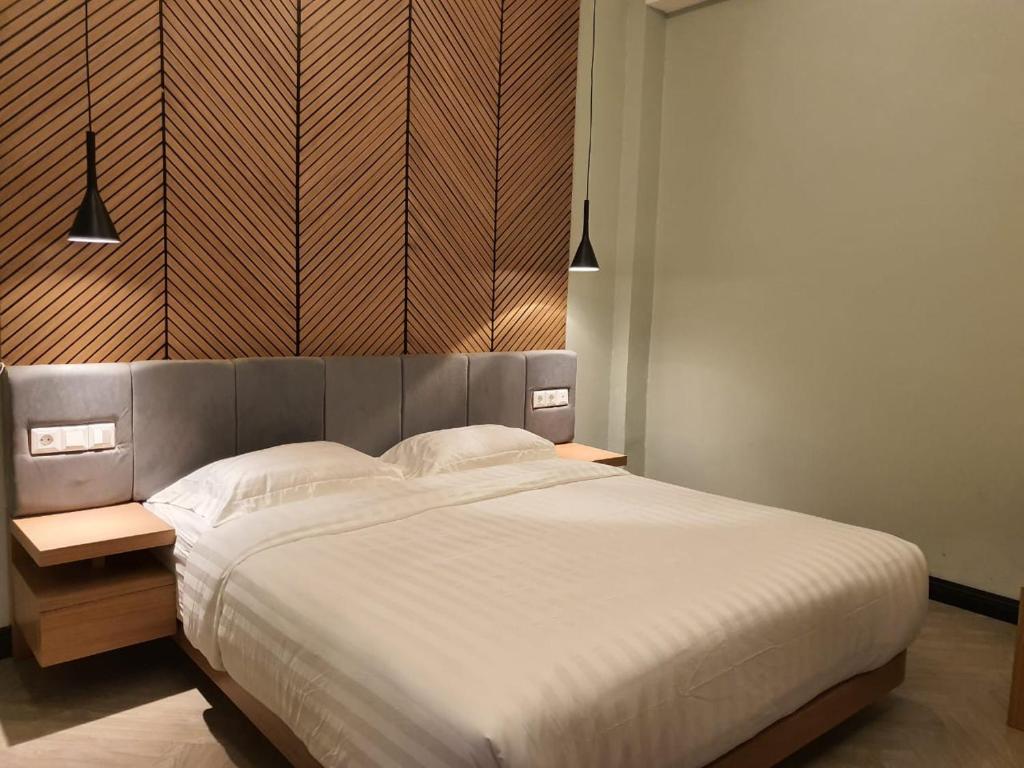 Postel nebo postele na pokoji v ubytování Muara Hotel Bukittinggi