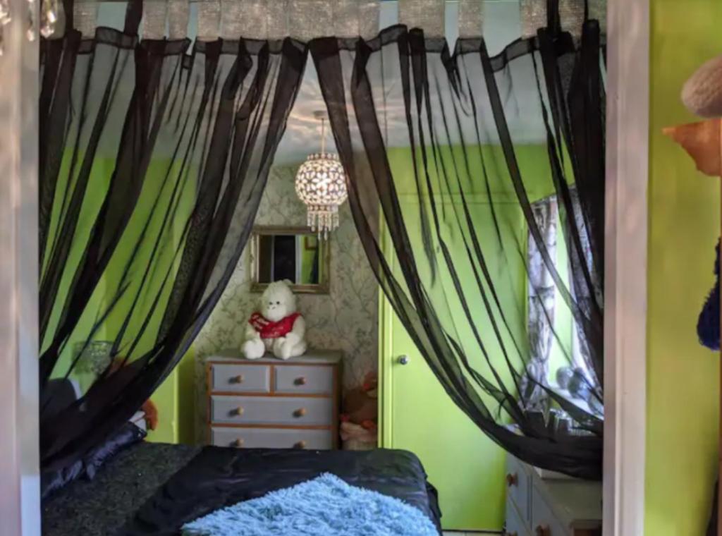 1 dormitorio con 1 cama con cortinas negras en Quaint & Quirky House Colchester Town Centre en Colchester
