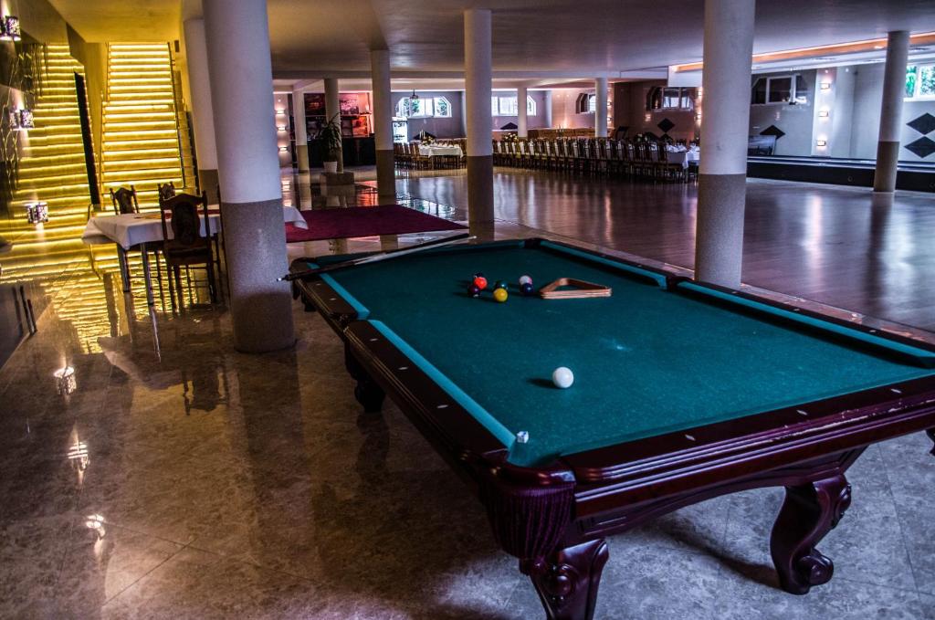 Biliár nebo kulečník v ubytování Hotel Groman