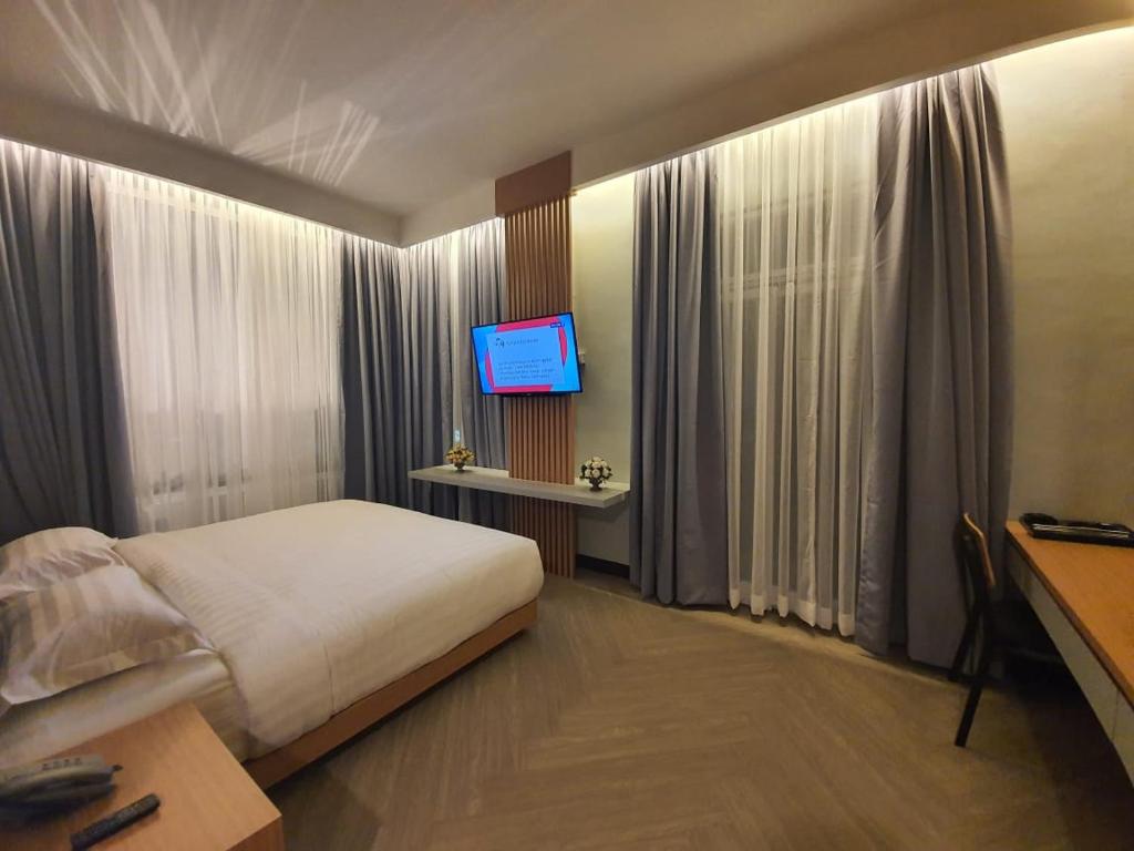 TV a/nebo společenská místnost v ubytování Muara Hotel Bukittinggi