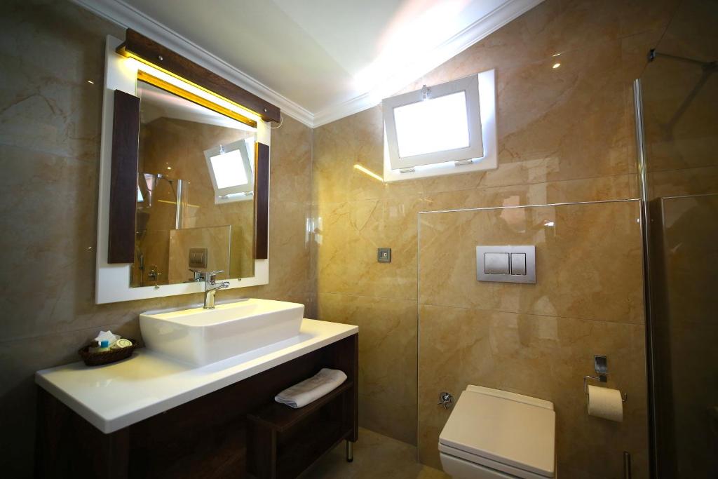 A bathroom at Ölüdeniz Turquoise Hotel - All Inclusive