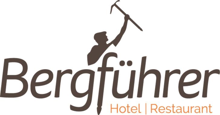 um logótipo para um restaurante de hotel com um homem a segurar uma lança em Hotel Bergführer em Elm