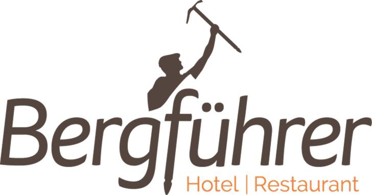 un logo pour un restaurant d'hôtel avec un homme portant une lance dans l'établissement Hotel Bergführer, à Elm
