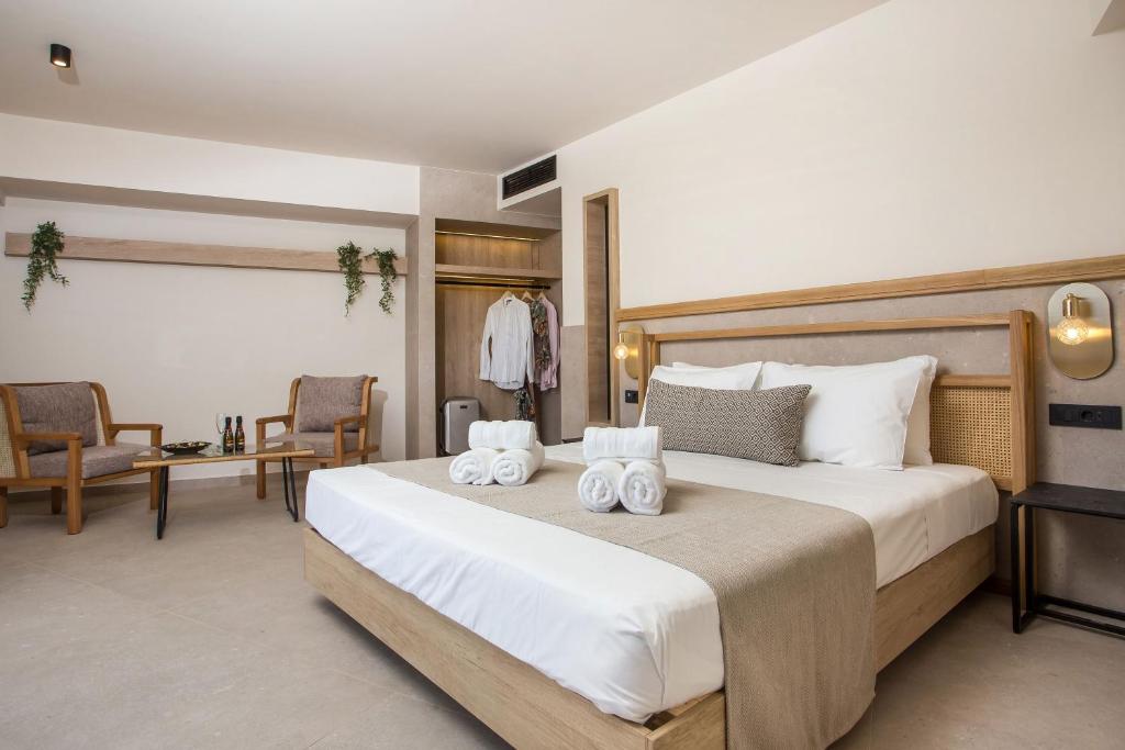Postel nebo postele na pokoji v ubytování Ladiko Suites - Faliraki
