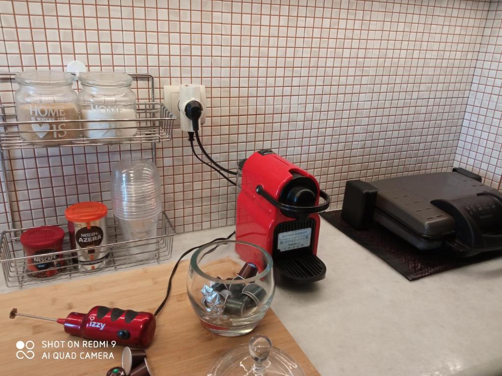 Příslušenství pro přípravu čaje a kávy v ubytování A cozy whole house near the airport and the beach