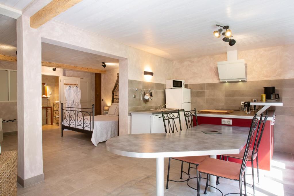 Kuchyň nebo kuchyňský kout v ubytování Chambre d'Hôtes Au Jardin Des Saveurs