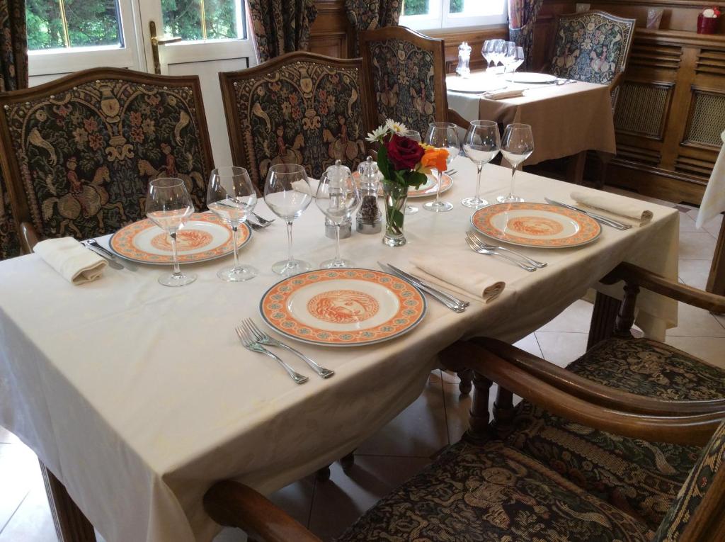 Restaurace v ubytování Logis Hôtel & Restaurant - Le Château Des Tourelles 3 étoiles