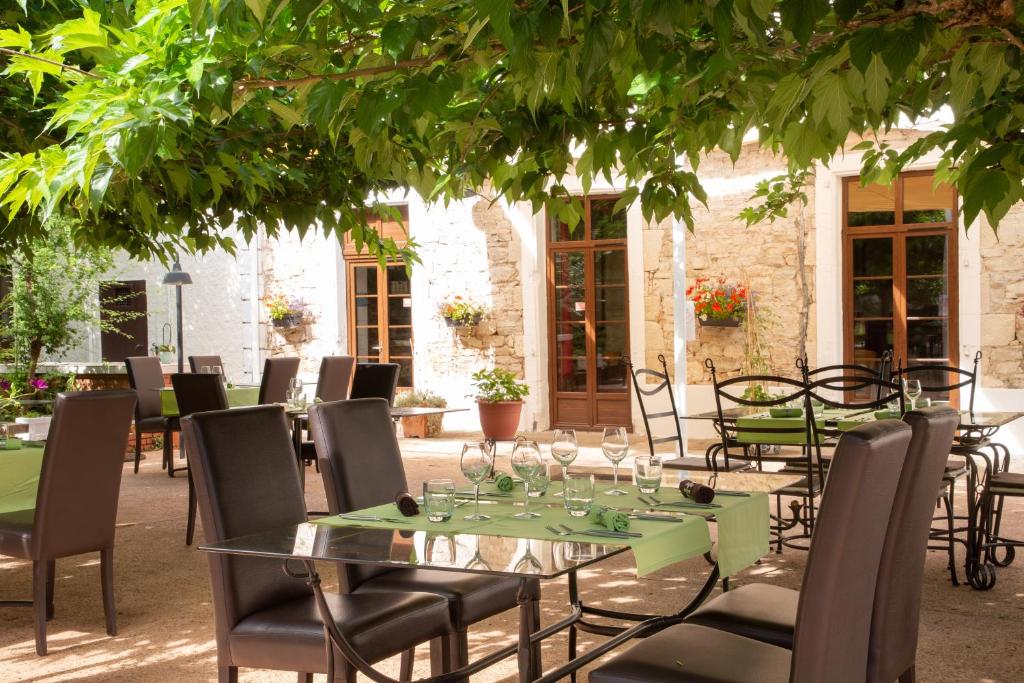 Restaurace v ubytování Chambre d'Hôtes Au Jardin Des Saveurs
