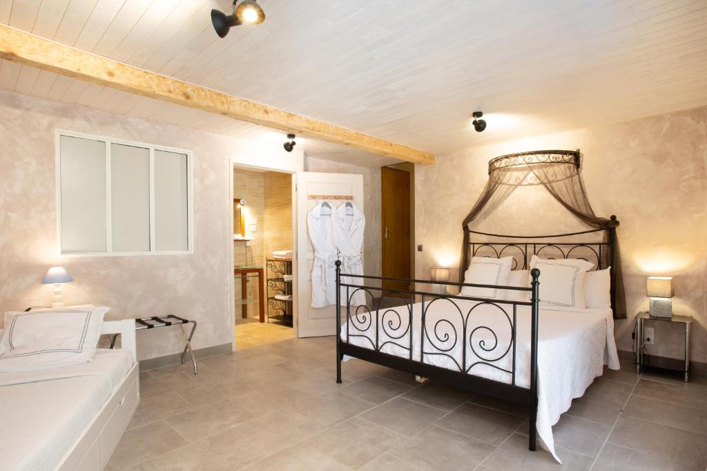 Postel nebo postele na pokoji v ubytování Chambre d'Hôtes Au Jardin Des Saveurs