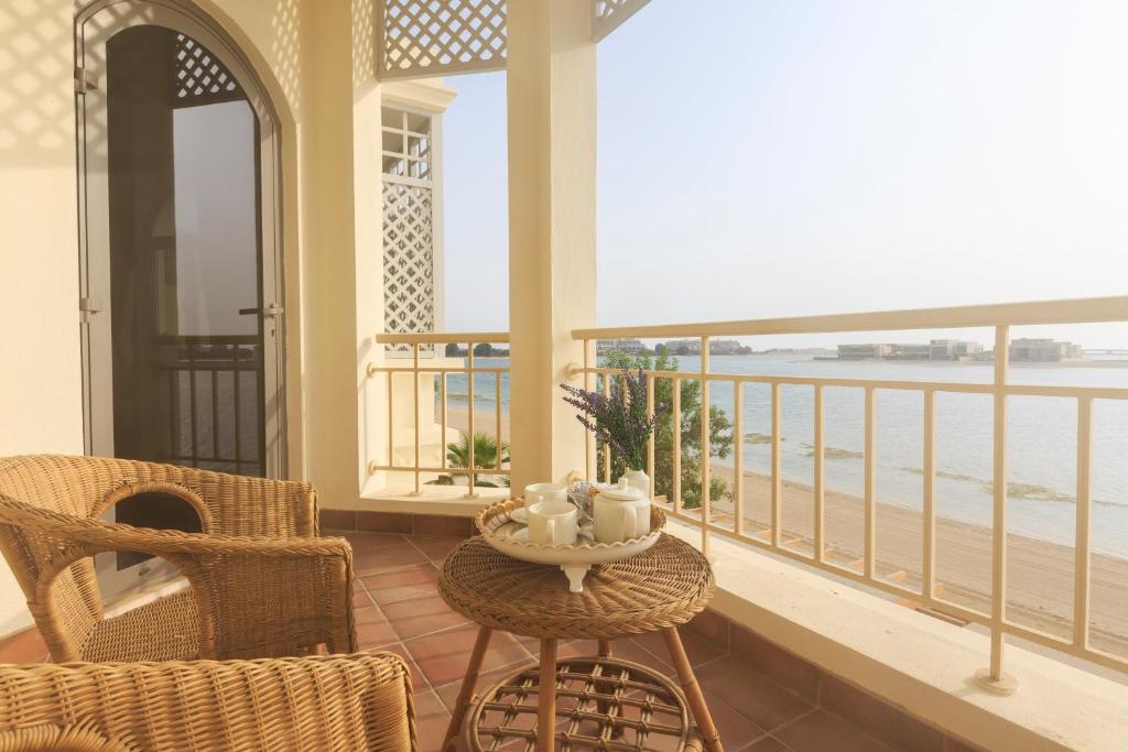 Balkón nebo terasa v ubytování The S Holiday Homes - Stunning 5 Bedrooms Villa at the Palm Jumeirah with Private Beach and Pool