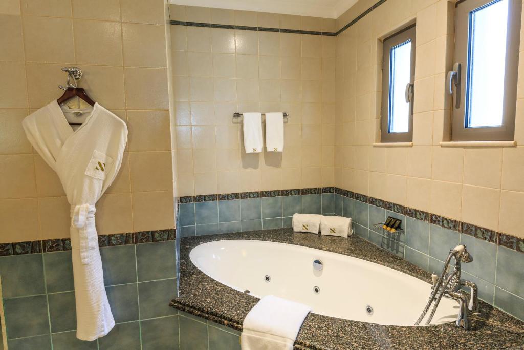 Koupelna v ubytování The S Holiday Homes - Stunning 5 Bedrooms Villa at the Palm Jumeirah with Private Beach and Pool