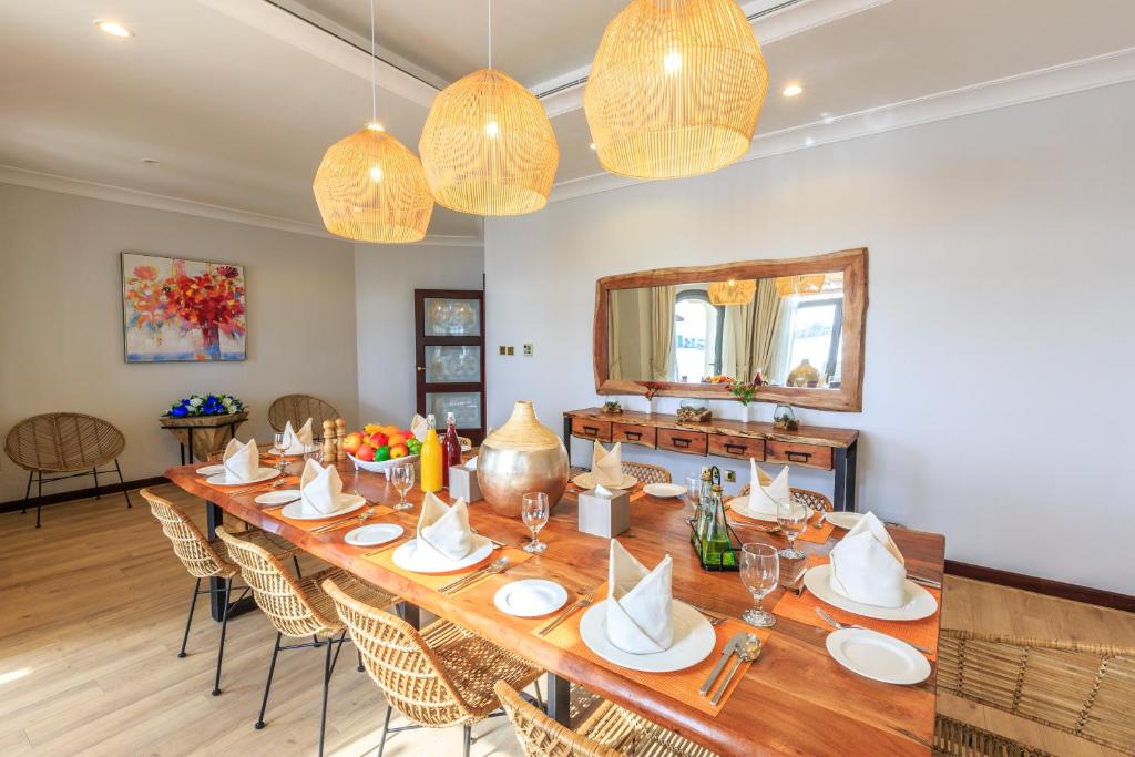 Nápoje v ubytování The S Holiday Homes - Stunning 5 Bedrooms Villa at the Palm Jumeirah with Private Beach and Pool