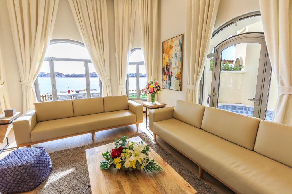 Posezení v ubytování The S Holiday Homes - Stunning 5 Bedrooms Villa at the Palm Jumeirah with Private Beach and Pool