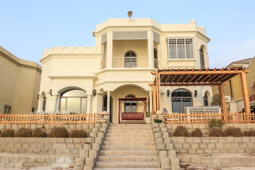 Exteriér nebo vchod ubytování The S Holiday Homes - Stunning 5 Bedrooms Villa at the Palm Jumeirah with Private Beach and Pool
