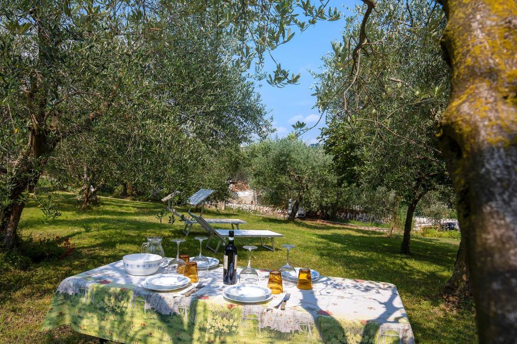 een tafel met eten en een fles wijn bij Casa Dal Vecio Carli in SantʼAmbrogio di Valpolicella