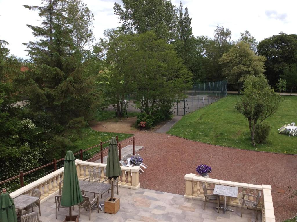 Zahrada ubytování Logis Hôtel & Restaurant - Le Château Des Tourelles 3 étoiles